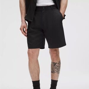 Lululemon Woven Relaxed-Fit Pleated Short 8"